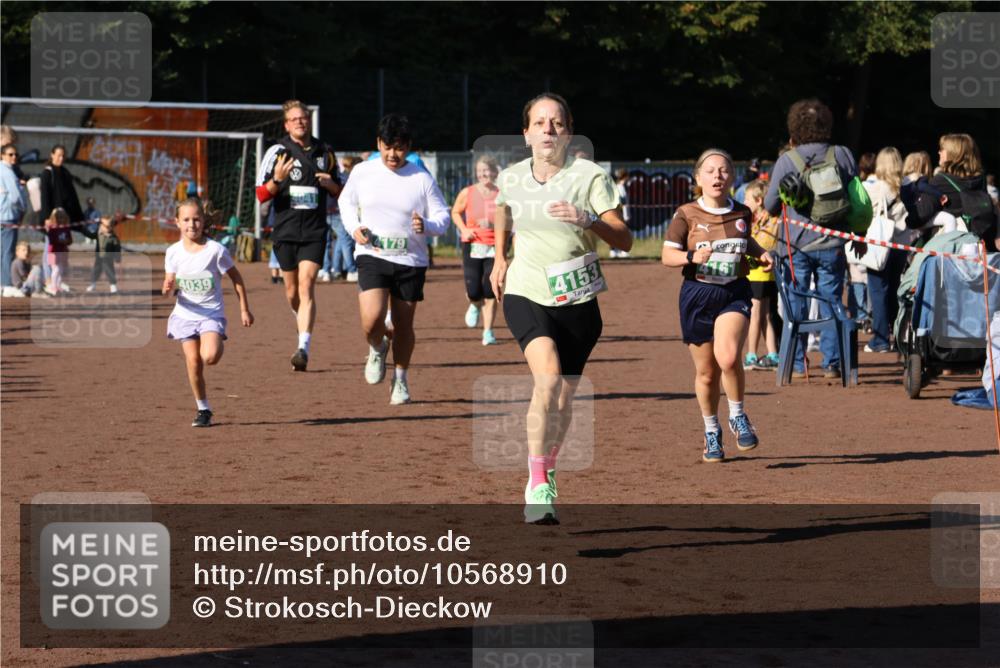 27.09.2026 - 35. Volkslauf durch das schöne Alstertal Strokosch-Dieckow http://msf.ph/oto/10568910 27.09.2026 11:00:22 Ziel 4039, 4041, 4080, 4093, 4095, 4153, 4161, 4179 meine-sportfotos.de