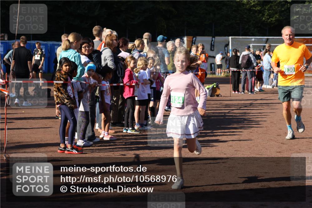 27.09.2026 - 35. Volkslauf durch das schöne Alstertal Strokosch-Dieckow http://msf.ph/oto/10568976 27.09.2026 10:59:56 Ziel 4117, 4130, 4134, 4159, 4160 meine-sportfotos.de