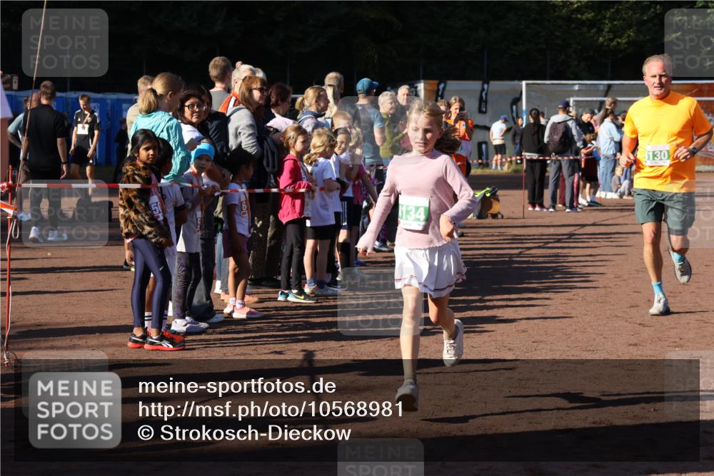 27.09.2026 - 35. Volkslauf durch das schöne Alstertal Strokosch-Dieckow http://msf.ph/oto/10568981 27.09.2026 10:59:56 Ziel 4117, 4130, 4134, 4159, 4160 meine-sportfotos.de