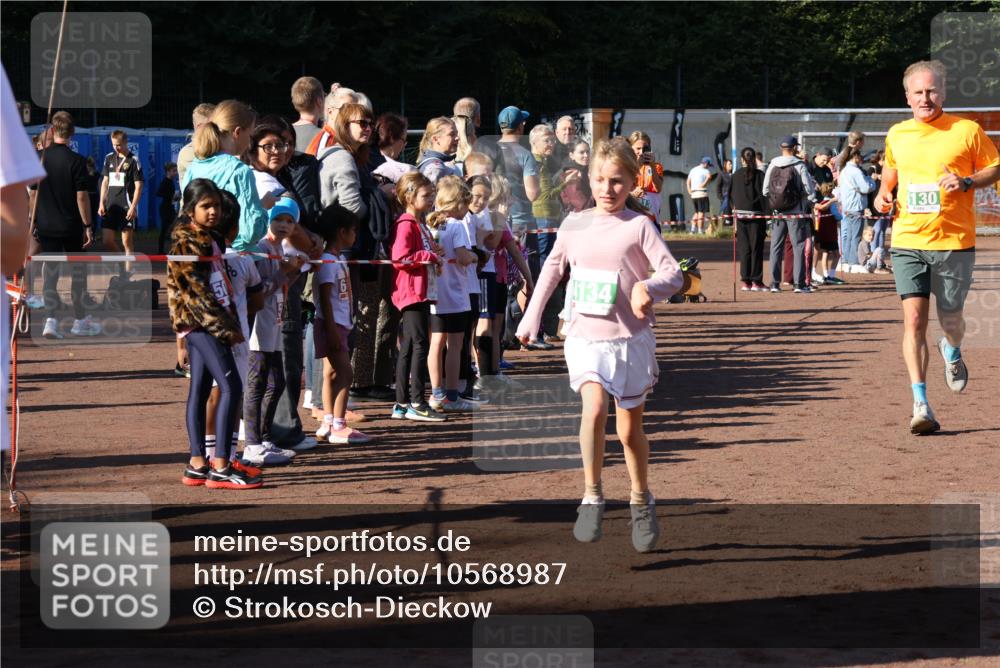 27.09.2026 - 35. Volkslauf durch das schöne Alstertal Strokosch-Dieckow http://msf.ph/oto/10568987 27.09.2026 10:59:56 Ziel 4117, 4130, 4134, 4159, 4160 meine-sportfotos.de
