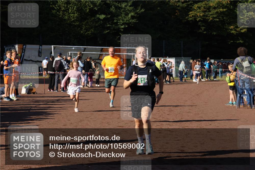 27.09.2026 - 35. Volkslauf durch das schöne Alstertal Strokosch-Dieckow http://msf.ph/oto/10569002 27.09.2026 10:59:53 Ziel 4117, 4130, 4134, 4155, 4159, 4160 meine-sportfotos.de