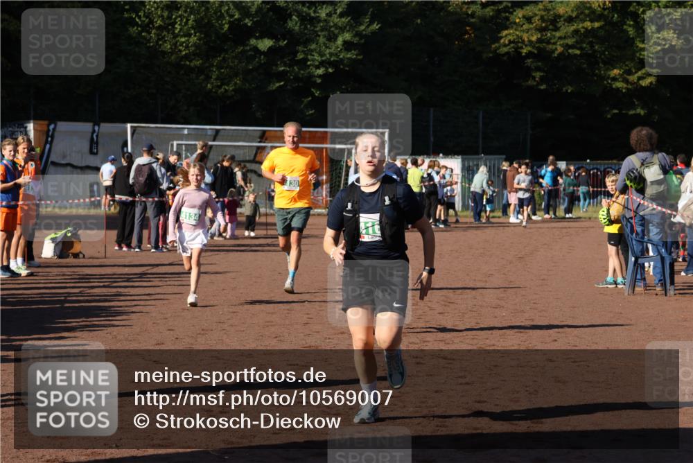 27.09.2026 - 35. Volkslauf durch das schöne Alstertal Strokosch-Dieckow http://msf.ph/oto/10569007 27.09.2026 10:59:53 Ziel 4117, 4130, 4134, 4155, 4159, 4160 meine-sportfotos.de