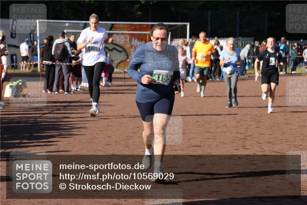 27.09.2026 - 35. Volkslauf durch das schöne Alstertal Strokosch-Dieckow http://msf.ph/oto/10569029 27.09.2026 10:59:50 Ziel 4117, 4130, 4134, 4155, 4159, 4160 meine-sportfotos.de