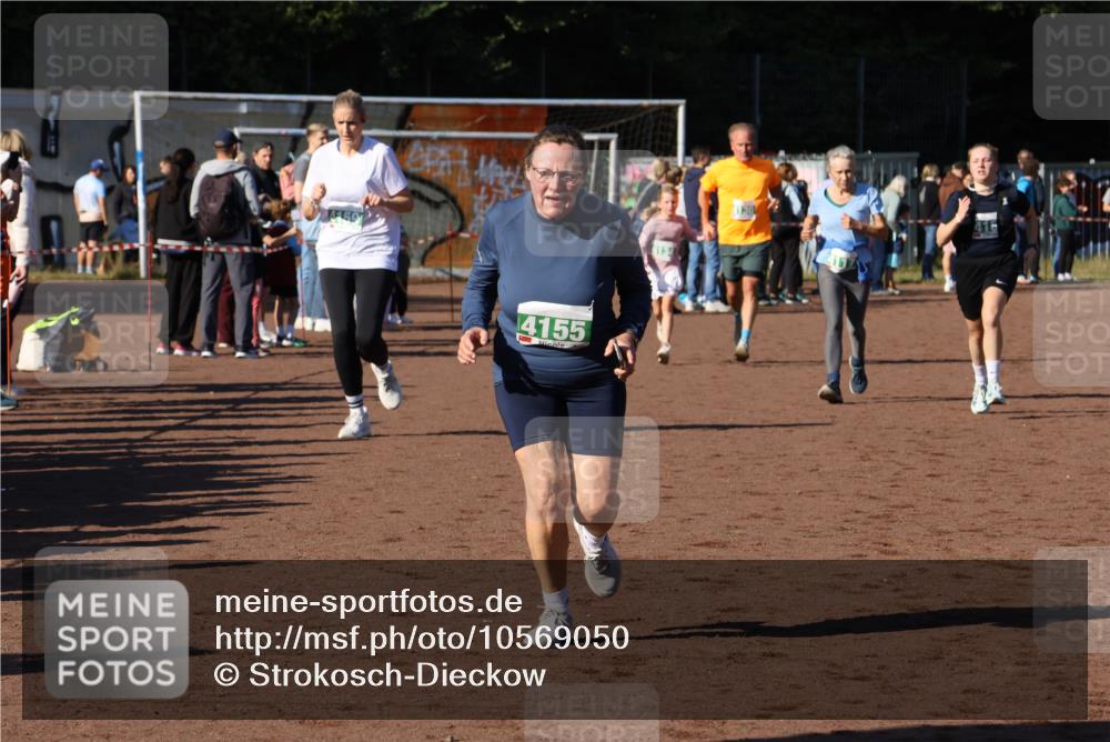 27.09.2026 - 35. Volkslauf durch das schöne Alstertal Strokosch-Dieckow http://msf.ph/oto/10569050 27.09.2026 10:59:50 Ziel 4117, 4130, 4134, 4155, 4159, 4160 meine-sportfotos.de