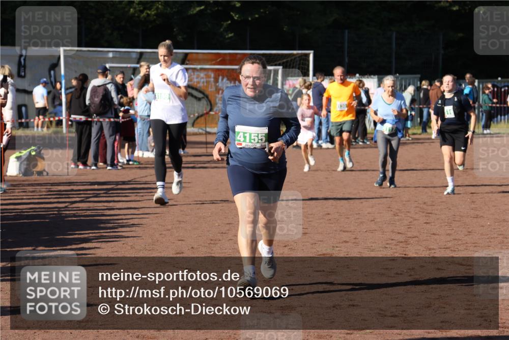27.09.2026 - 35. Volkslauf durch das schöne Alstertal Strokosch-Dieckow http://msf.ph/oto/10569069 27.09.2026 10:59:50 Ziel 4117, 4130, 4134, 4155, 4159, 4160 meine-sportfotos.de
