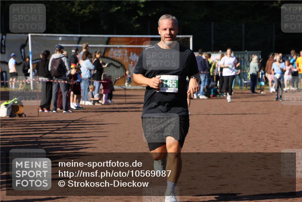 27.09.2026 - 35. Volkslauf durch das schöne Alstertal Strokosch-Dieckow http://msf.ph/oto/10569087 27.09.2026 10:59:43 Ziel 4155, 4165, 4235 meine-sportfotos.de