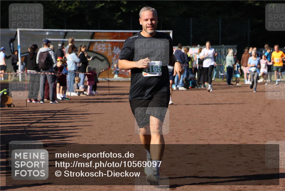 27.09.2026 - 35. Volkslauf durch das schöne Alstertal Strokosch-Dieckow http://msf.ph/oto/10569097 27.09.2026 10:59:42 Ziel 4155, 4165, 4235 meine-sportfotos.de