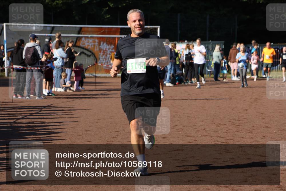 27.09.2026 - 35. Volkslauf durch das schöne Alstertal Strokosch-Dieckow http://msf.ph/oto/10569118 27.09.2026 10:59:42 Ziel 4155, 4165, 4235 meine-sportfotos.de