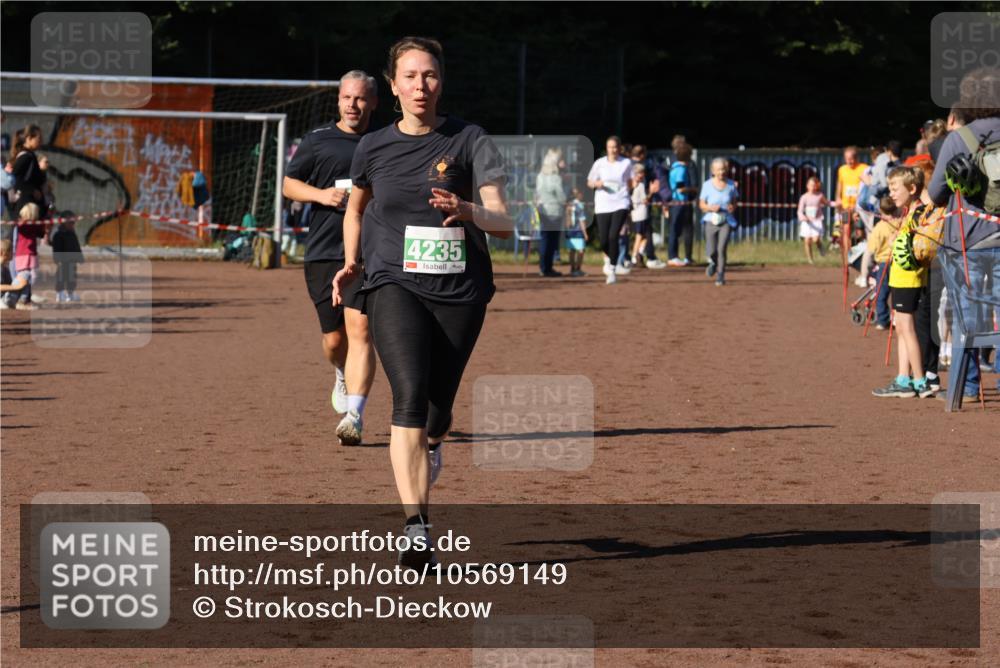 27.09.2026 - 35. Volkslauf durch das schöne Alstertal Strokosch-Dieckow http://msf.ph/oto/10569149 27.09.2026 10:59:40 Ziel 4047, 4049, 4165, 4235 meine-sportfotos.de