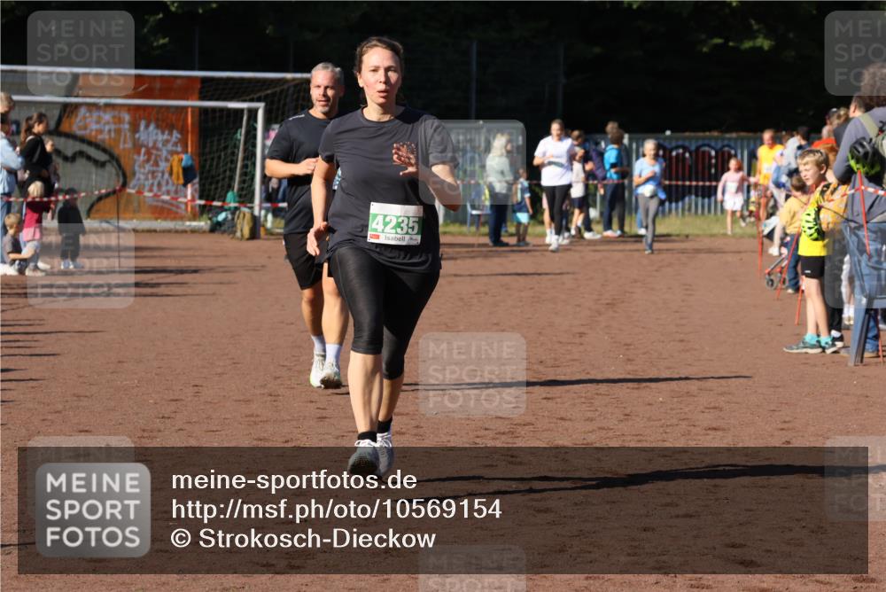 27.09.2026 - 35. Volkslauf durch das schöne Alstertal Strokosch-Dieckow http://msf.ph/oto/10569154 27.09.2026 10:59:40 Ziel 4047, 4049, 4165, 4235 meine-sportfotos.de