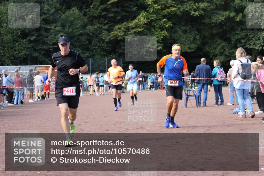 27.09.2026 - 35. Volkslauf durch das schöne Alstertal Strokosch-Dieckow http://msf.ph/oto/10570486 27.09.2026 12:17:58 Ziel 1609, 1619, 1626, 2318, 2378 meine-sportfotos.de
