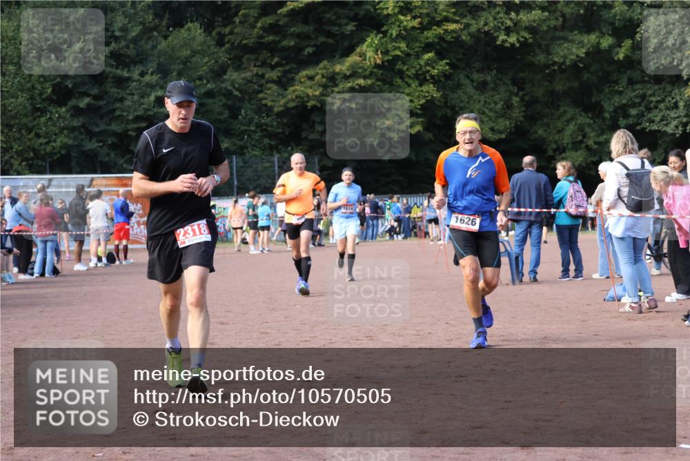 27.09.2026 - 35. Volkslauf durch das schöne Alstertal Strokosch-Dieckow http://msf.ph/oto/10570505 27.09.2026 12:17:58 Ziel 1609, 1619, 1626, 2318, 2378 meine-sportfotos.de