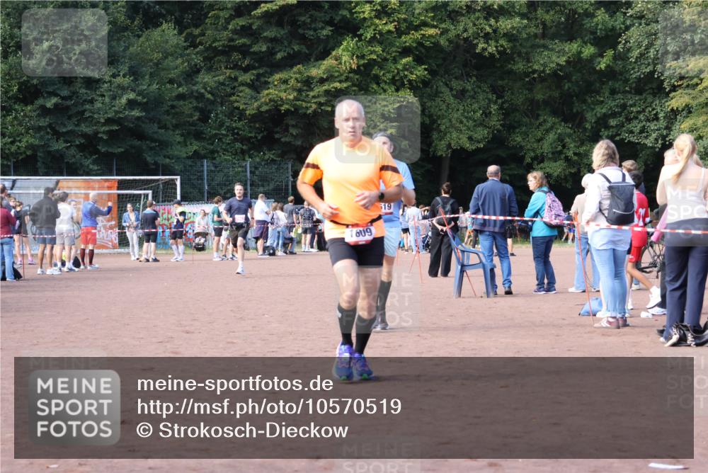 27.09.2026 - 35. Volkslauf durch das schöne Alstertal Strokosch-Dieckow http://msf.ph/oto/10570519 27.09.2026 12:18:02 Ziel 1609, 1619, 1626, 2318, 2962 meine-sportfotos.de
