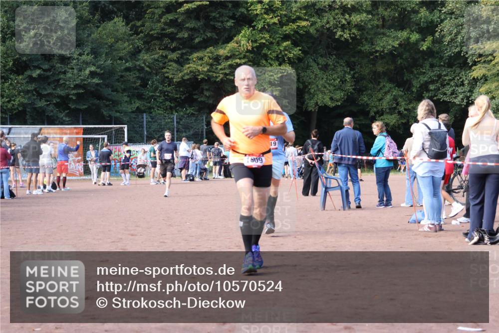 27.09.2026 - 35. Volkslauf durch das schöne Alstertal Strokosch-Dieckow http://msf.ph/oto/10570524 27.09.2026 12:18:03 Ziel 1609, 1619, 1626, 2318, 2962 meine-sportfotos.de