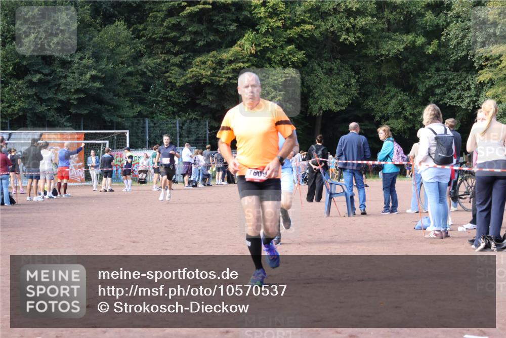 27.09.2026 - 35. Volkslauf durch das schöne Alstertal Strokosch-Dieckow http://msf.ph/oto/10570537 27.09.2026 12:18:03 Ziel 1609, 1619, 1626, 2318, 2962 meine-sportfotos.de