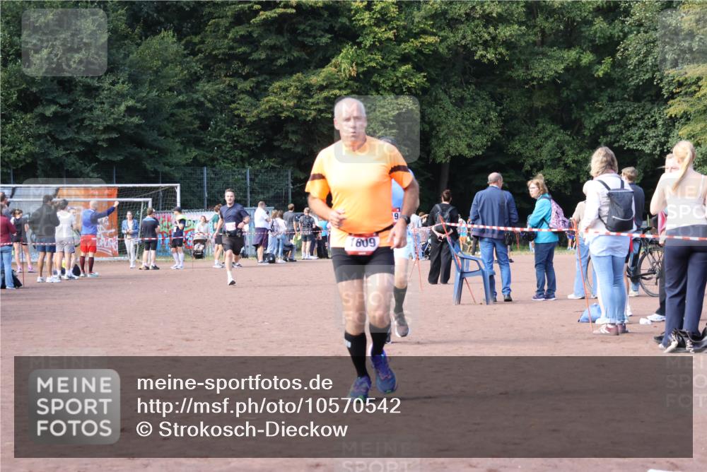 27.09.2026 - 35. Volkslauf durch das schöne Alstertal Strokosch-Dieckow http://msf.ph/oto/10570542 27.09.2026 12:18:03 Ziel 1609, 1619, 1626, 2318, 2962 meine-sportfotos.de