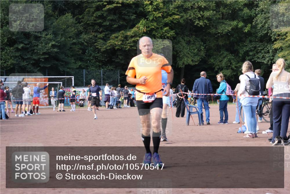 27.09.2026 - 35. Volkslauf durch das schöne Alstertal Strokosch-Dieckow http://msf.ph/oto/10570547 27.09.2026 12:18:03 Ziel 1609, 1619, 1626, 2318, 2962 meine-sportfotos.de