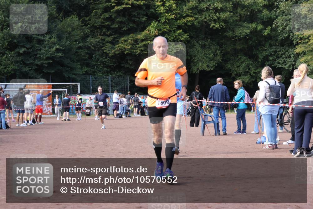 27.09.2026 - 35. Volkslauf durch das schöne Alstertal Strokosch-Dieckow http://msf.ph/oto/10570552 27.09.2026 12:18:03 Ziel 1609, 1619, 1626, 2318, 2962 meine-sportfotos.de