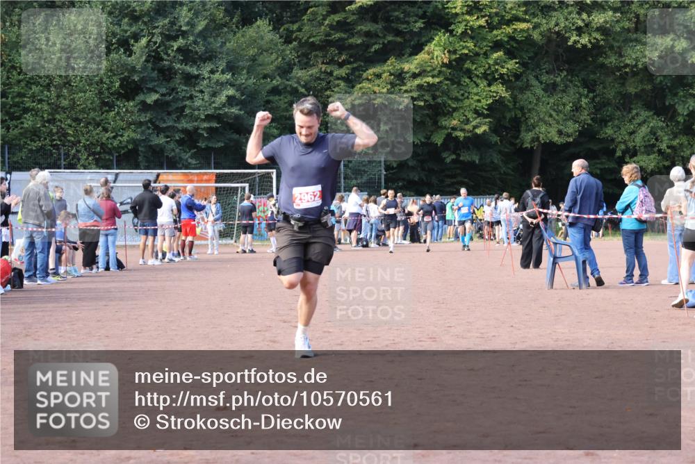 27.09.2026 - 35. Volkslauf durch das schöne Alstertal Strokosch-Dieckow http://msf.ph/oto/10570561 27.09.2026 12:18:07 Ziel 1609, 1619, 2962 meine-sportfotos.de
