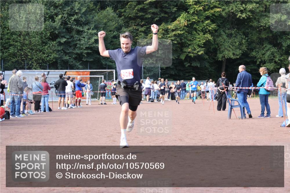 27.09.2026 - 35. Volkslauf durch das schöne Alstertal Strokosch-Dieckow http://msf.ph/oto/10570569 27.09.2026 12:18:07 Ziel 1609, 1619, 2962 meine-sportfotos.de