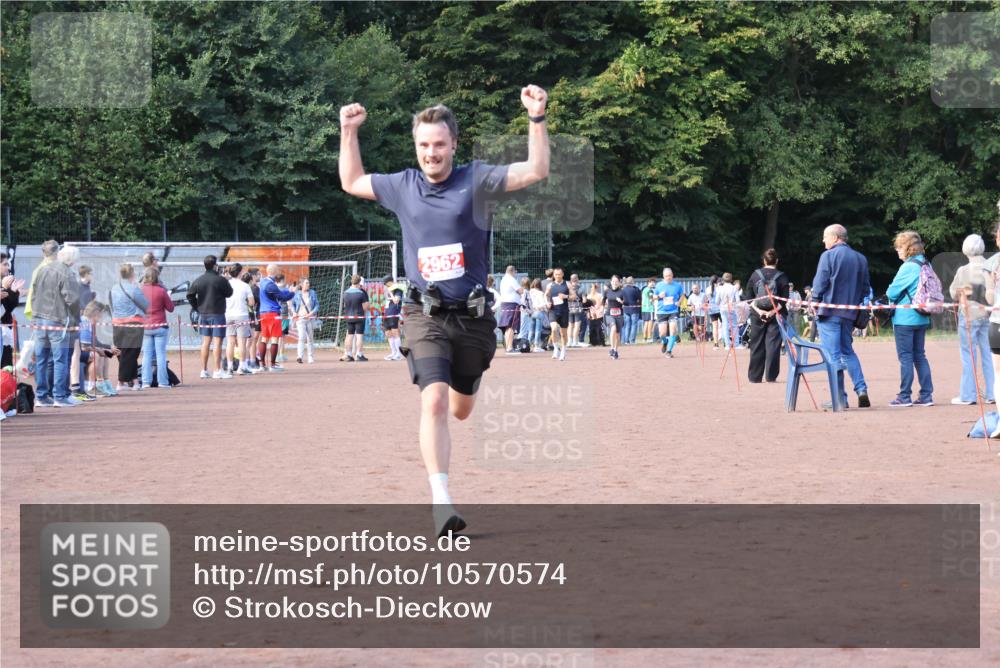 27.09.2026 - 35. Volkslauf durch das schöne Alstertal Strokosch-Dieckow http://msf.ph/oto/10570574 27.09.2026 12:18:07 Ziel 1609, 1619, 2962 meine-sportfotos.de
