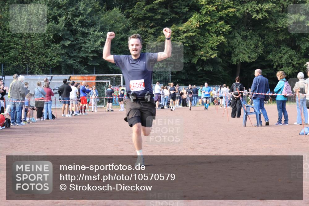 27.09.2026 - 35. Volkslauf durch das schöne Alstertal Strokosch-Dieckow http://msf.ph/oto/10570579 27.09.2026 12:18:07 Ziel 1609, 1619, 2962 meine-sportfotos.de