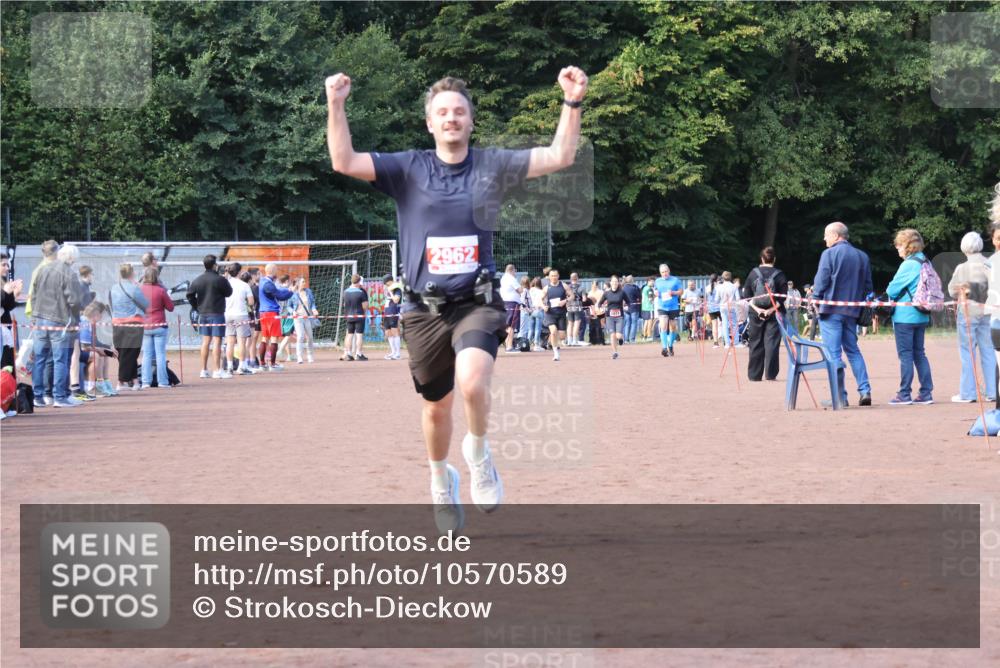 27.09.2026 - 35. Volkslauf durch das schöne Alstertal Strokosch-Dieckow http://msf.ph/oto/10570589 27.09.2026 12:18:07 Ziel 1609, 1619, 2962 meine-sportfotos.de
