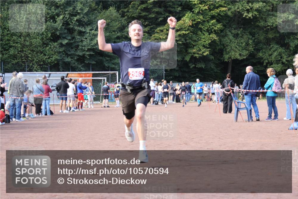 27.09.2026 - 35. Volkslauf durch das schöne Alstertal Strokosch-Dieckow http://msf.ph/oto/10570594 27.09.2026 12:18:07 Ziel 1609, 1619, 2962 meine-sportfotos.de