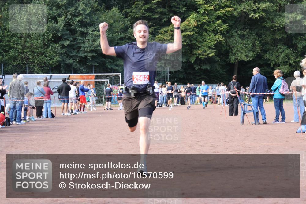 27.09.2026 - 35. Volkslauf durch das schöne Alstertal Strokosch-Dieckow http://msf.ph/oto/10570599 27.09.2026 12:18:08 Ziel 1609, 1619, 2962 meine-sportfotos.de