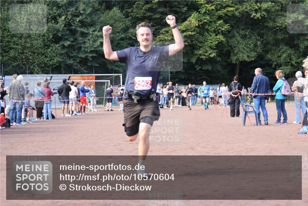 27.09.2026 - 35. Volkslauf durch das schöne Alstertal Strokosch-Dieckow http://msf.ph/oto/10570604 27.09.2026 12:18:08 Ziel 1609, 1619, 2962 meine-sportfotos.de