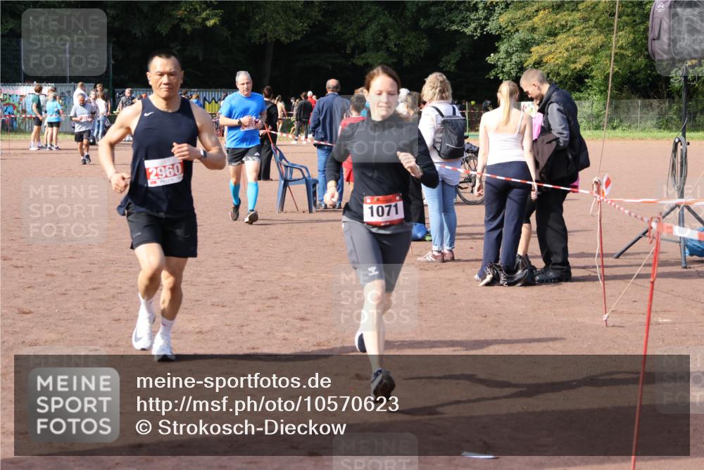 27.09.2026 - 35. Volkslauf durch das schöne Alstertal Strokosch-Dieckow http://msf.ph/oto/10570623 27.09.2026 12:18:17 Ziel 1071, 2405, 2960 meine-sportfotos.de