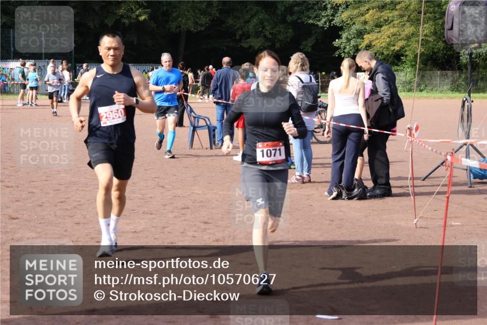27.09.2026 - 35. Volkslauf durch das schöne Alstertal Strokosch-Dieckow http://msf.ph/oto/10570627 27.09.2026 12:18:17 Ziel 1071, 2405, 2960 meine-sportfotos.de