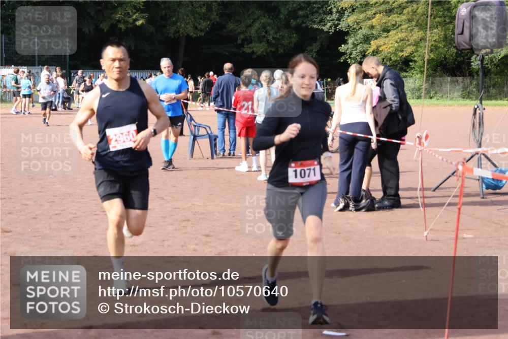 27.09.2026 - 35. Volkslauf durch das schöne Alstertal Strokosch-Dieckow http://msf.ph/oto/10570640 27.09.2026 12:18:18 Ziel 1071, 2405, 2960 meine-sportfotos.de