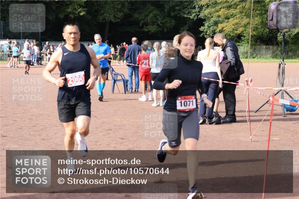 27.09.2026 - 35. Volkslauf durch das schöne Alstertal Strokosch-Dieckow http://msf.ph/oto/10570644 27.09.2026 12:18:18 Ziel 1071, 2405, 2960 meine-sportfotos.de
