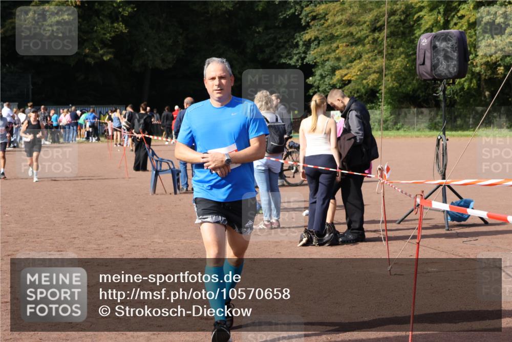 27.09.2026 - 35. Volkslauf durch das schöne Alstertal Strokosch-Dieckow http://msf.ph/oto/10570658 27.09.2026 12:18:22 Ziel 1082, 2405, 2960 meine-sportfotos.de