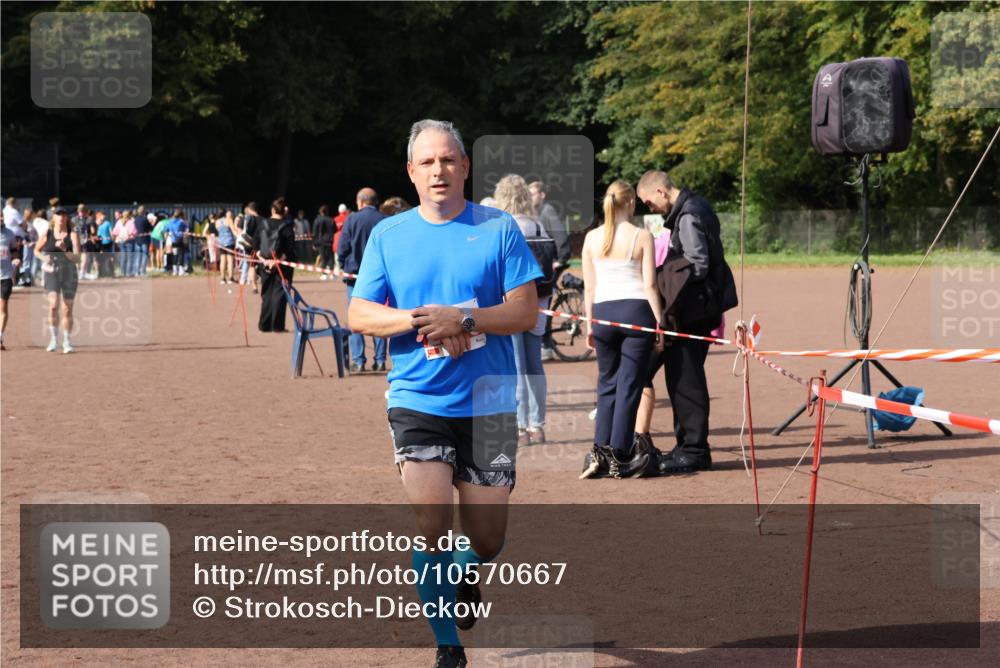 27.09.2026 - 35. Volkslauf durch das schöne Alstertal Strokosch-Dieckow http://msf.ph/oto/10570667 27.09.2026 12:18:22 Ziel 1082, 2405, 2960 meine-sportfotos.de