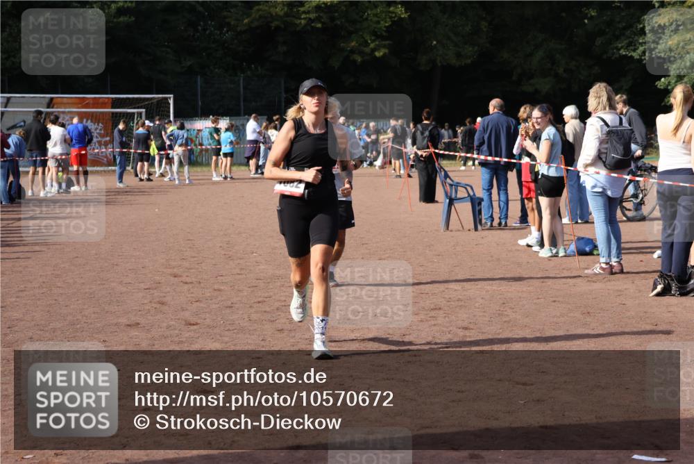 27.09.2026 - 35. Volkslauf durch das schöne Alstertal Strokosch-Dieckow http://msf.ph/oto/10570672 27.09.2026 12:18:28 Ziel 1082, 2243 meine-sportfotos.de