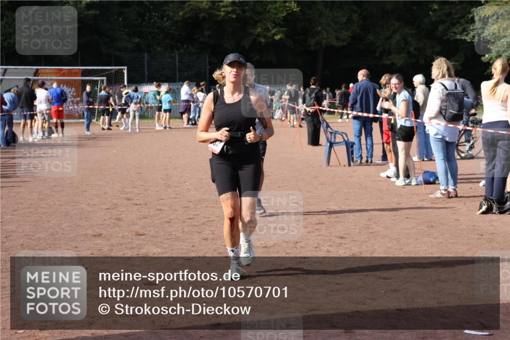 27.09.2026 - 35. Volkslauf durch das schöne Alstertal Strokosch-Dieckow http://msf.ph/oto/10570701 27.09.2026 12:18:28 Ziel 1082, 2243 meine-sportfotos.de