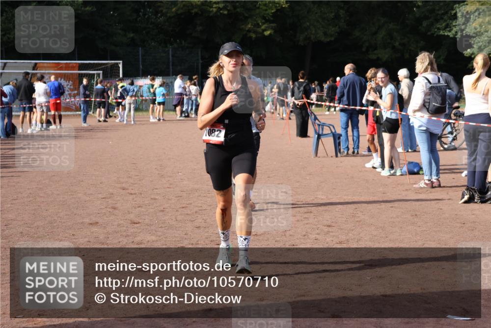 27.09.2026 - 35. Volkslauf durch das schöne Alstertal Strokosch-Dieckow http://msf.ph/oto/10570710 27.09.2026 12:18:28 Ziel 1082, 2243 meine-sportfotos.de