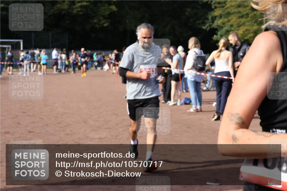 27.09.2026 - 35. Volkslauf durch das schöne Alstertal Strokosch-Dieckow http://msf.ph/oto/10570717 27.09.2026 12:18:30 Ziel 1082, 2243 meine-sportfotos.de