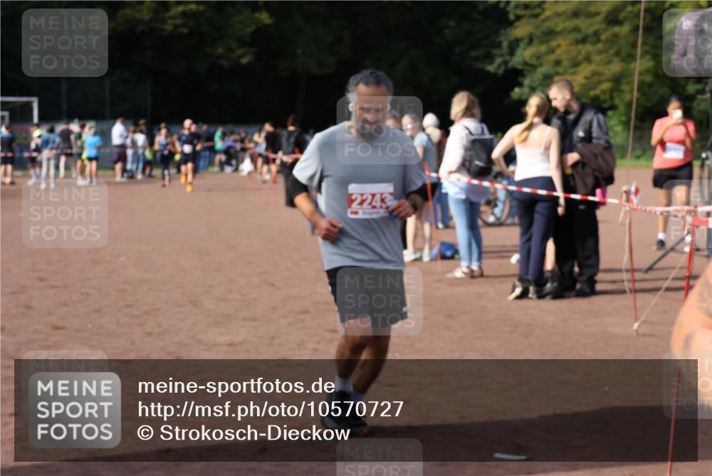 27.09.2026 - 35. Volkslauf durch das schöne Alstertal Strokosch-Dieckow http://msf.ph/oto/10570727 27.09.2026 12:18:30 Ziel 1082, 2243 meine-sportfotos.de