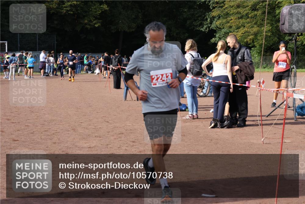 27.09.2026 - 35. Volkslauf durch das schöne Alstertal Strokosch-Dieckow http://msf.ph/oto/10570738 27.09.2026 12:18:31 Ziel 1082, 2243 meine-sportfotos.de