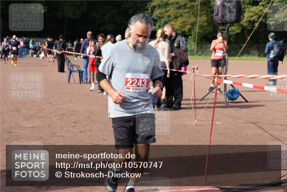 27.09.2026 - 35. Volkslauf durch das schöne Alstertal Strokosch-Dieckow http://msf.ph/oto/10570747 27.09.2026 12:18:31 Ziel 1082, 2243 meine-sportfotos.de
