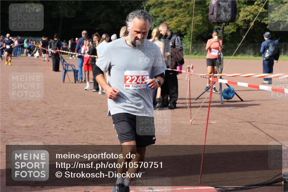 27.09.2026 - 35. Volkslauf durch das schöne Alstertal Strokosch-Dieckow http://msf.ph/oto/10570751 27.09.2026 12:18:31 Ziel 1082, 2243 meine-sportfotos.de