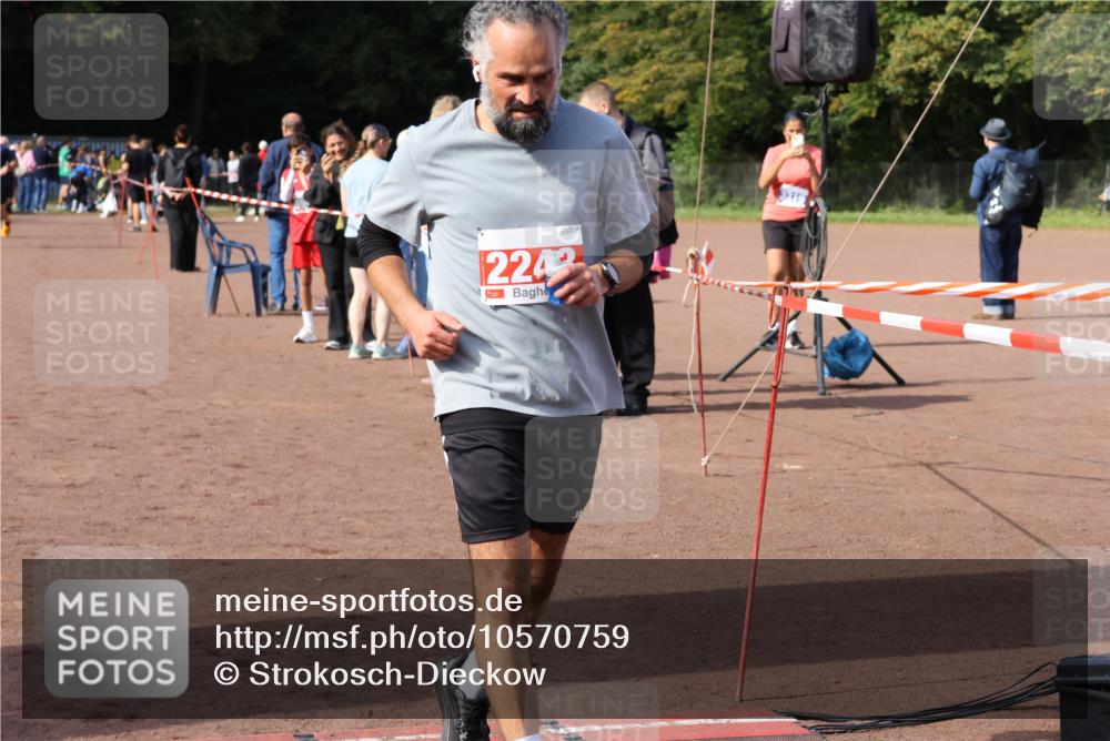 27.09.2026 - 35. Volkslauf durch das schöne Alstertal Strokosch-Dieckow http://msf.ph/oto/10570759 27.09.2026 12:18:31 Ziel 1082, 2243 meine-sportfotos.de