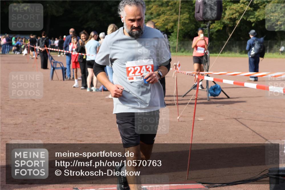 27.09.2026 - 35. Volkslauf durch das schöne Alstertal Strokosch-Dieckow http://msf.ph/oto/10570763 27.09.2026 12:18:31 Ziel 1082, 2243 meine-sportfotos.de