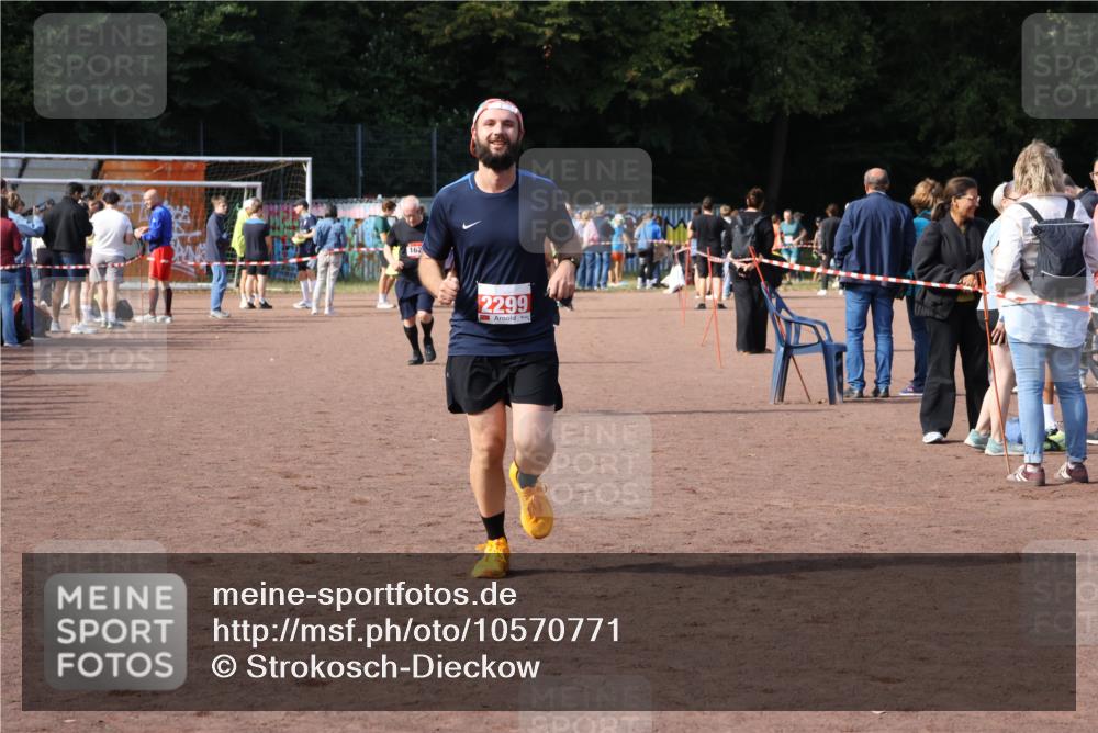 27.09.2026 - 35. Volkslauf durch das schöne Alstertal Strokosch-Dieckow http://msf.ph/oto/10570771 27.09.2026 12:18:41 Ziel 1057, 1629, 2299 meine-sportfotos.de