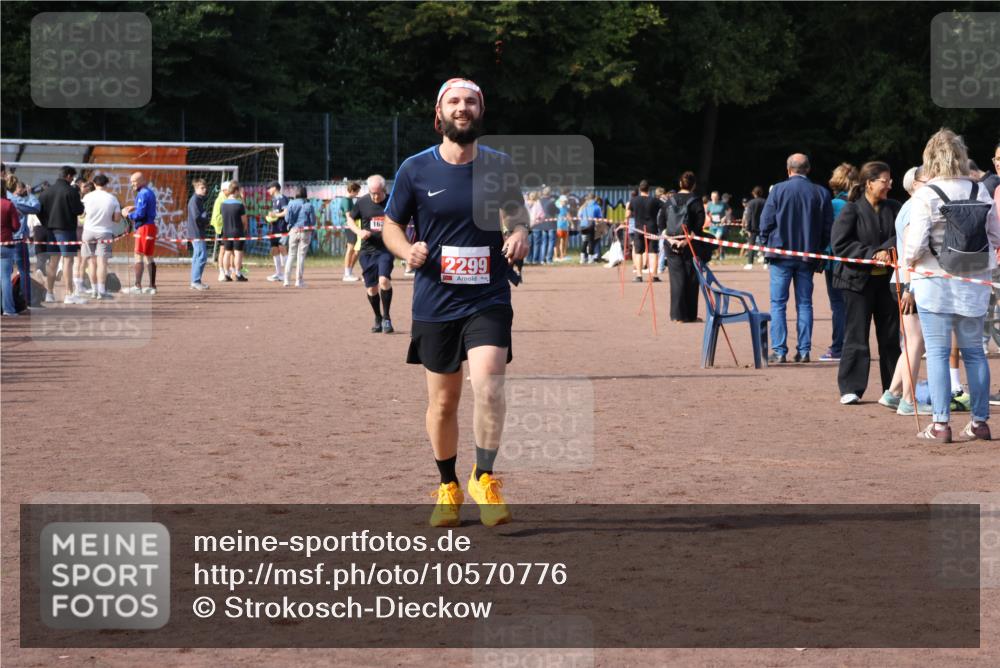 27.09.2026 - 35. Volkslauf durch das schöne Alstertal Strokosch-Dieckow http://msf.ph/oto/10570776 27.09.2026 12:18:41 Ziel 1057, 1629, 2299 meine-sportfotos.de