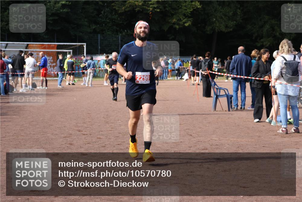 27.09.2026 - 35. Volkslauf durch das schöne Alstertal Strokosch-Dieckow http://msf.ph/oto/10570780 27.09.2026 12:18:41 Ziel 1057, 1629, 2299 meine-sportfotos.de