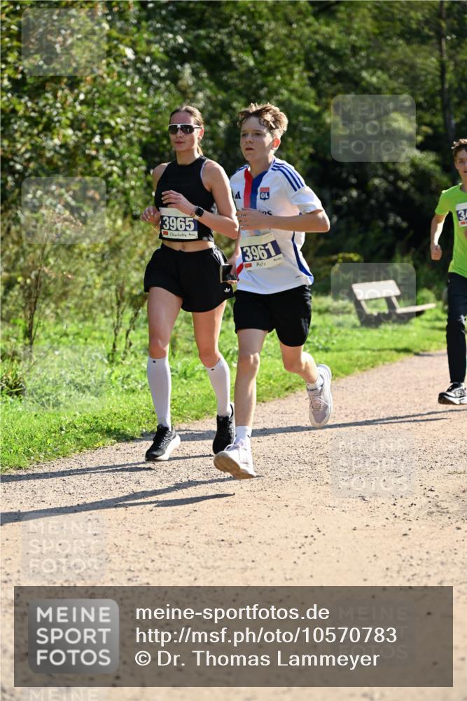 27.09.2026 - 35. Volkslauf durch das schöne Alstertal Dr. Thomas Lammeyer http://msf.ph/oto/10570783 27.09.2026 11:15:29 Laufen 125, 3965, 3961, 3 meine-sportfotos.de